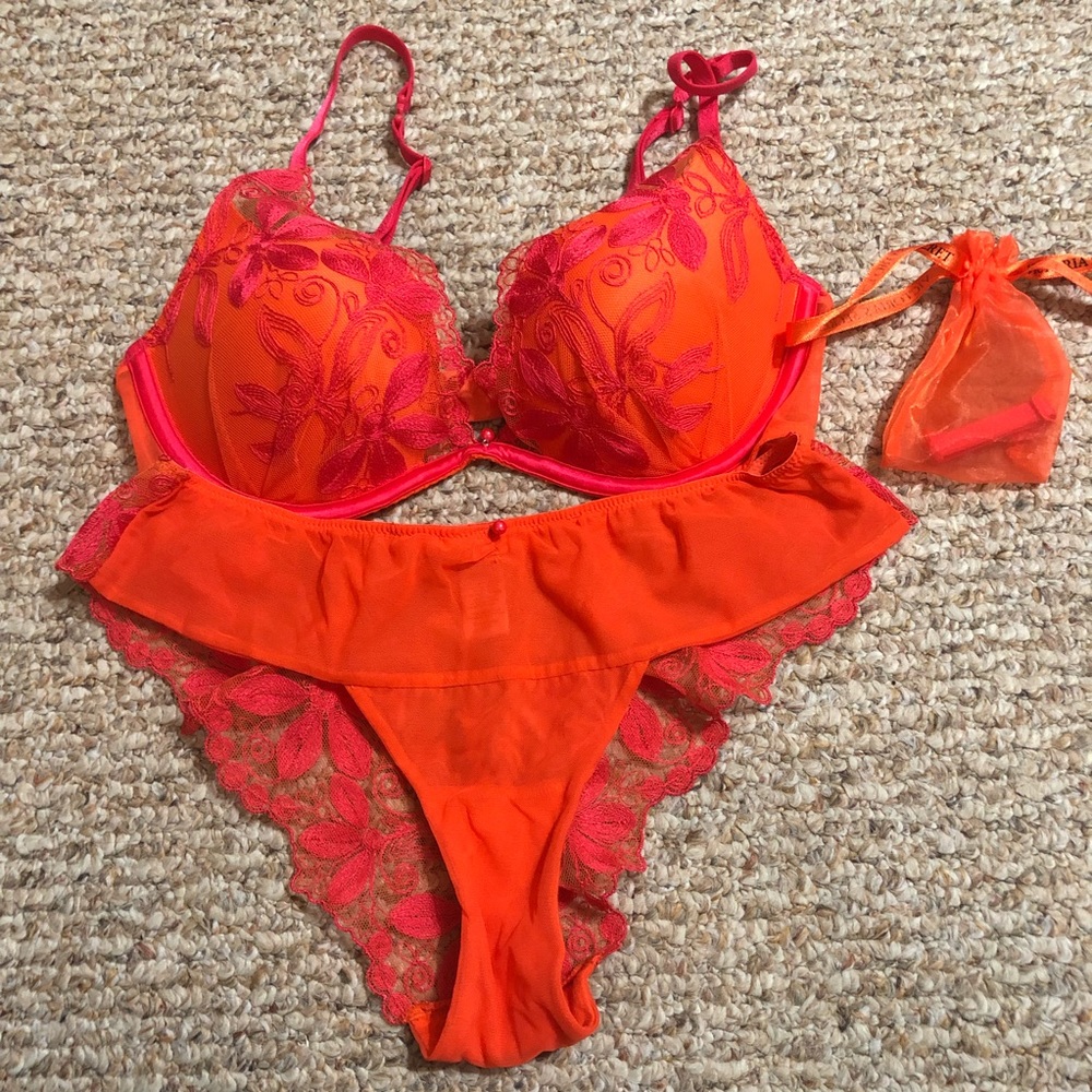 NWOT size 34C very sexy plunge bra w/ small panty